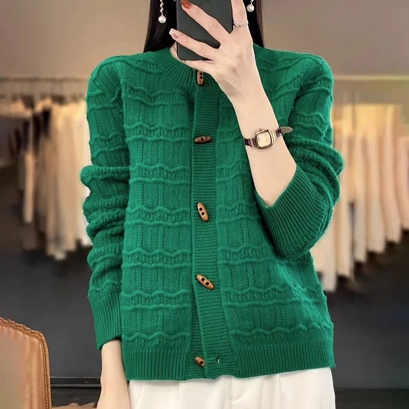 LY8389春秋新款针织开衫女圆领牛角扣时尚提花波浪纹毛衣潮