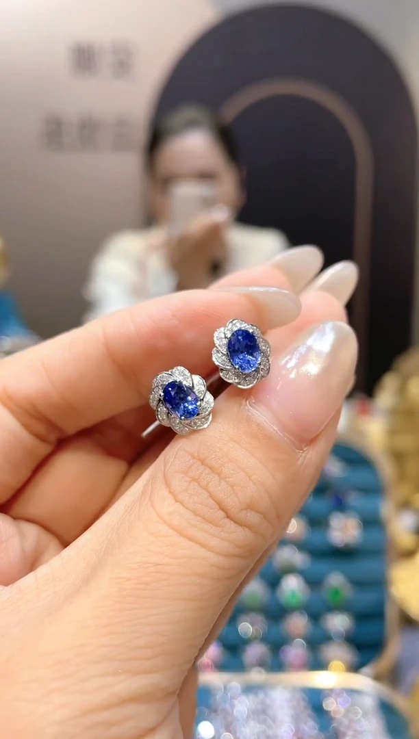 【闪购商品】定制蓝宝石耳钉18K金镶嵌1