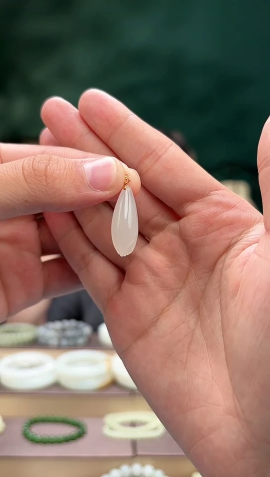 【闪购商品】和田玉吊坠(赠链)18K金镶嵌玉兰花吊坠