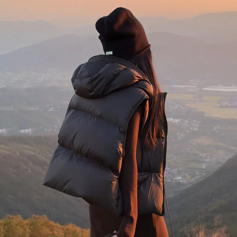 泡芙羽绒服马甲女短款上衣秋冬季新款连帽背心宽松白鸭绒马夹外套