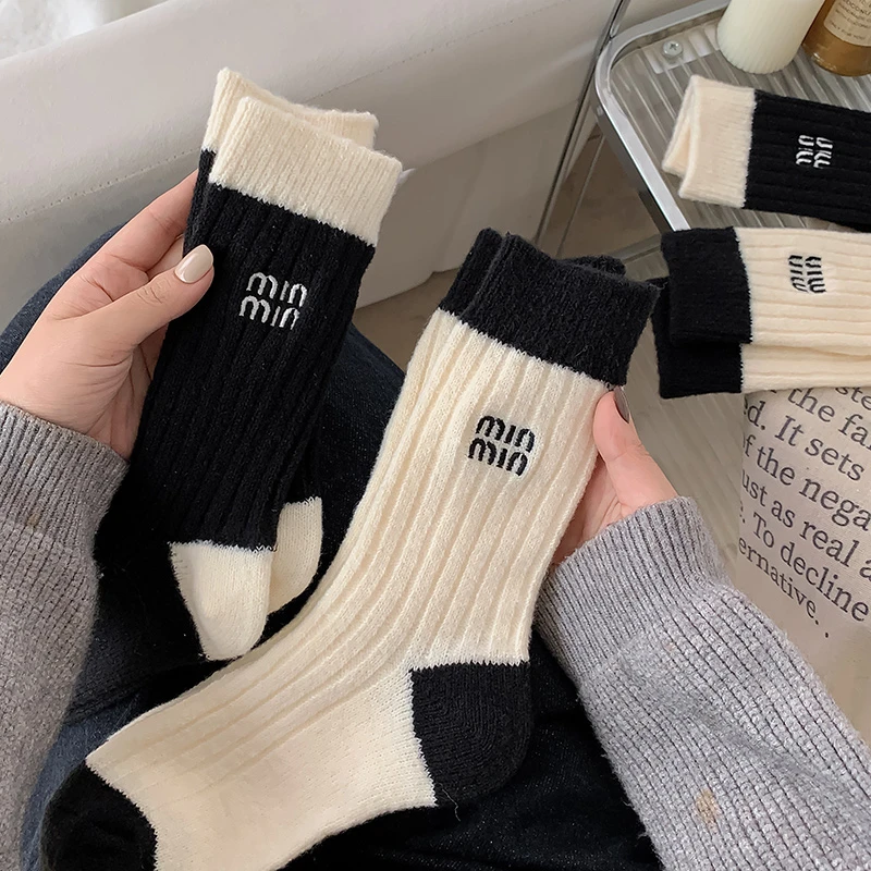 羊绒袜子女秋冬加厚ins潮网红黑白字母中筒袜配鲨鱼裤保暖堆堆袜