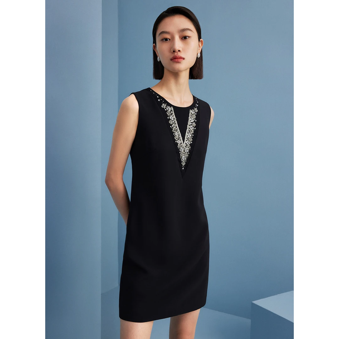 M534001330时尚圆领夏季纯色无袖黑色气质小黑裙设计感宽松连衣裙