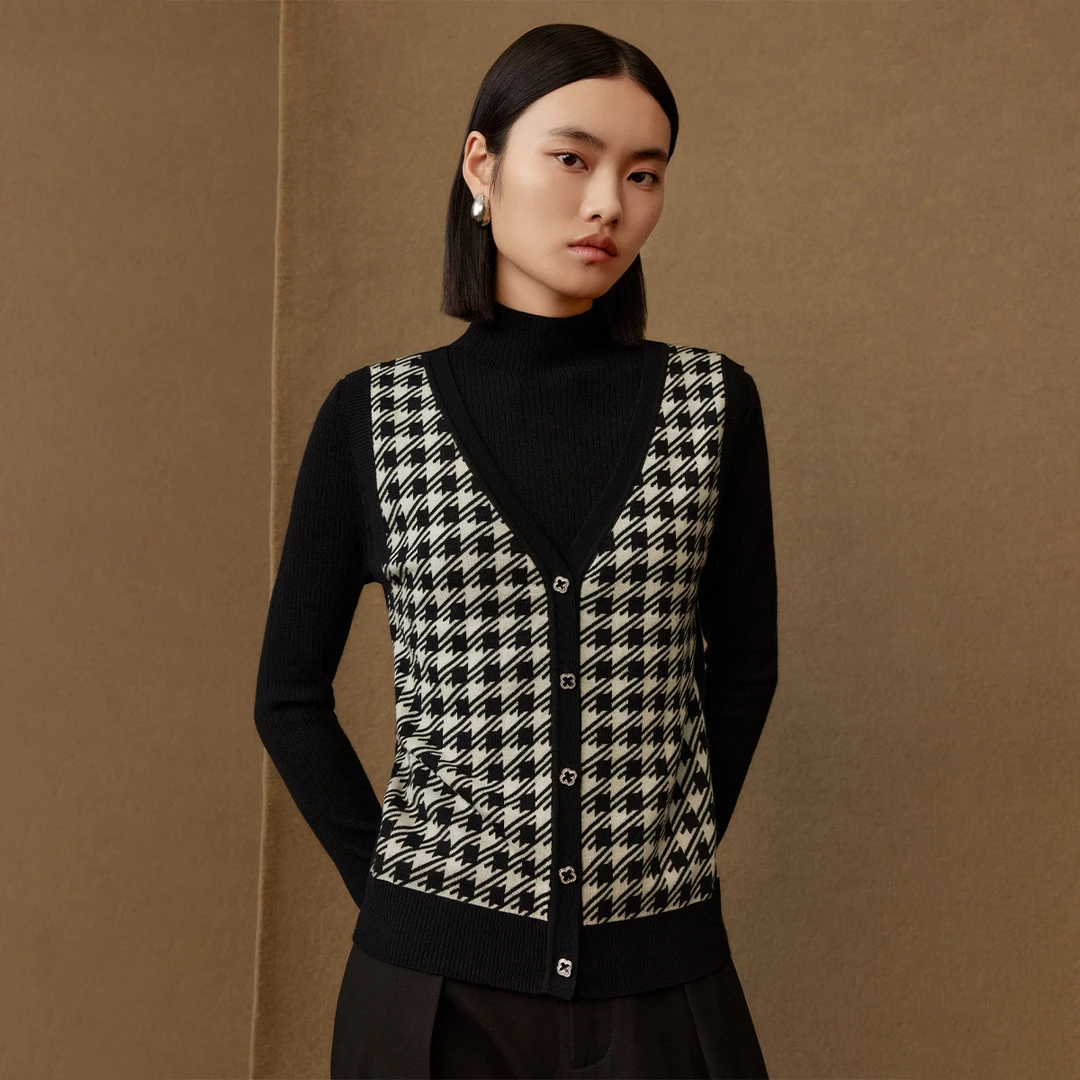 【曼德诗】绵羊毛针织衫女新款冬季假两件拼接高领套头衫M733302664