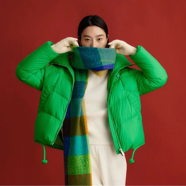 【曼德诗】百搭立领羽绒服女2023冬季刺绣保暖绗缝短款鸭绒面包服