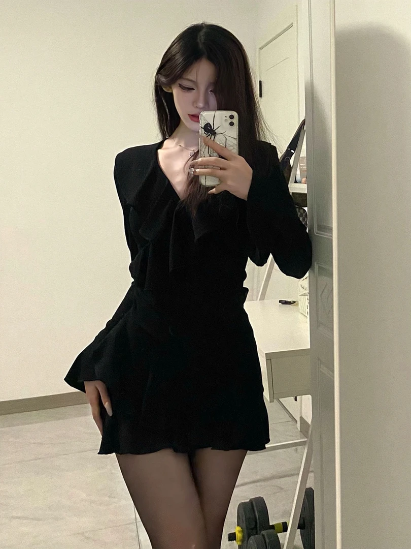 赫本风法式辣妹长袖针织连衣裙女秋冬季收腰显瘦小个子荷叶边短裙