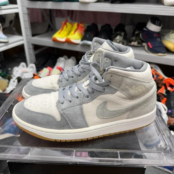 不刀 42.5码 aj1米灰色 市价869 鞋底轻微鼓包