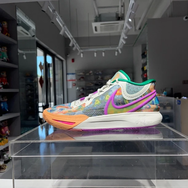 44码 欧文8油画 44码 成色很好 球鞋无原盒 脚踝小磨损