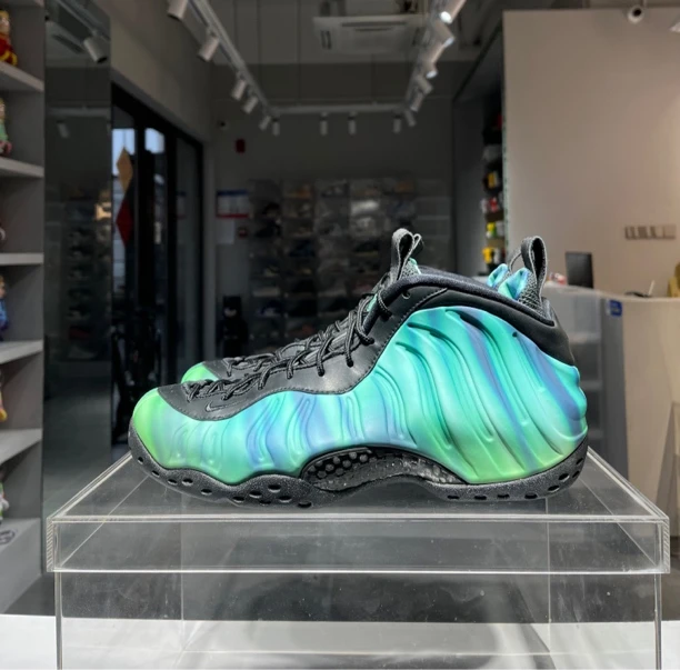 42码 极光喷 原盒备用鞋带也在 42码 球鞋仅穿一次