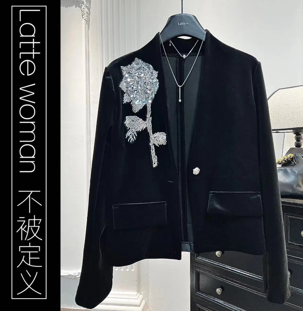 【焦点】新品推荐 大V领挂扣 手工盘花 精品修身丝绒外套 气质有型