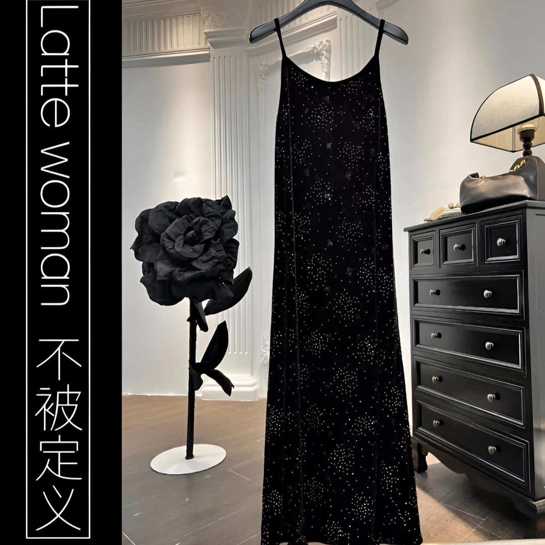 （烟花易冷）秋冬新款黑色丝绒烫钻吊带连衣裙女中长款显瘦裙子