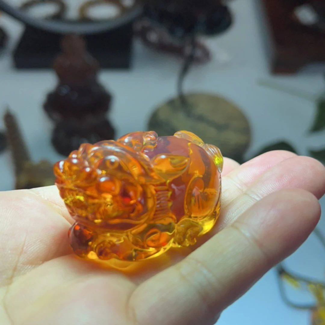 缅甸琥珀，血红茶貔貅，净水玻璃底，规格22.5克
