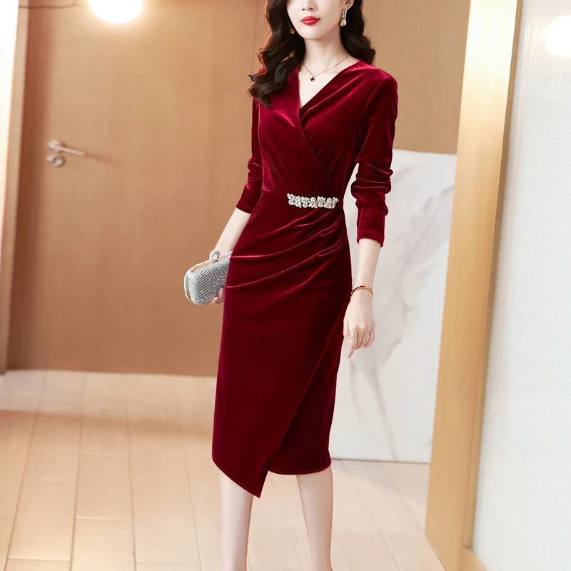 红色金丝绒连衣裙女秋冬2024新款女装高端气质显瘦结婚妈妈中长款