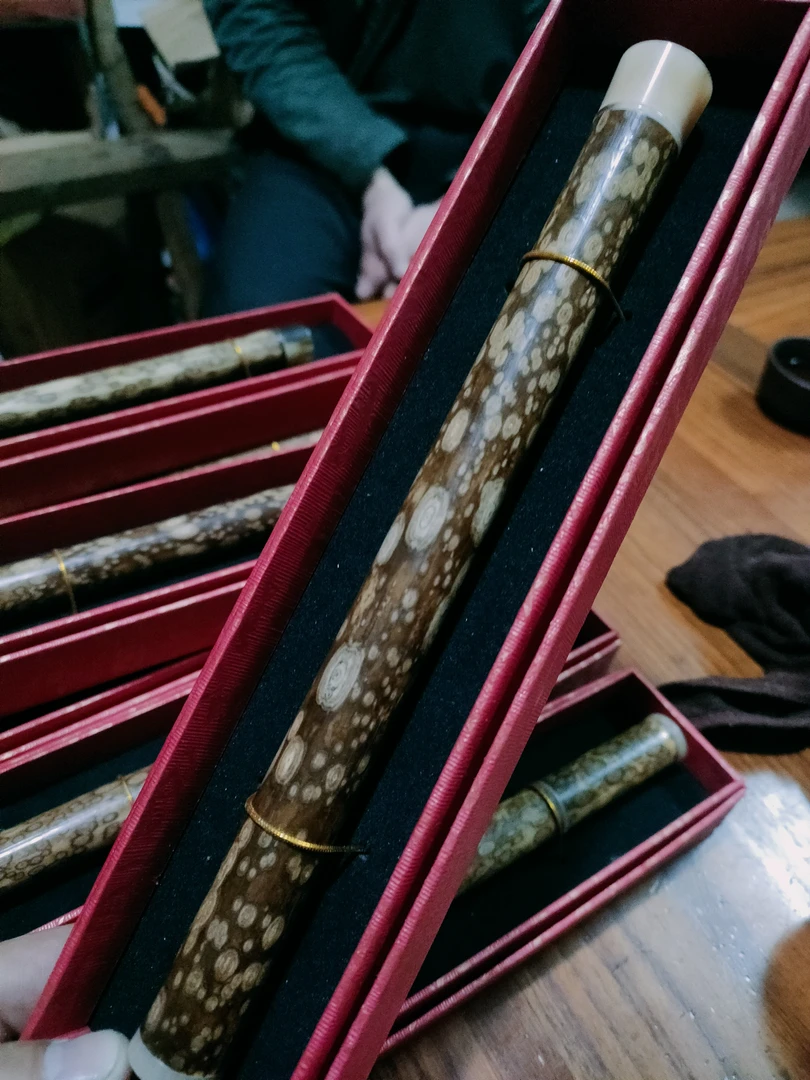 大师手工牛角镶嵌满花梅鹿竹线香筒毛笔筒实物为主 否则随机发货