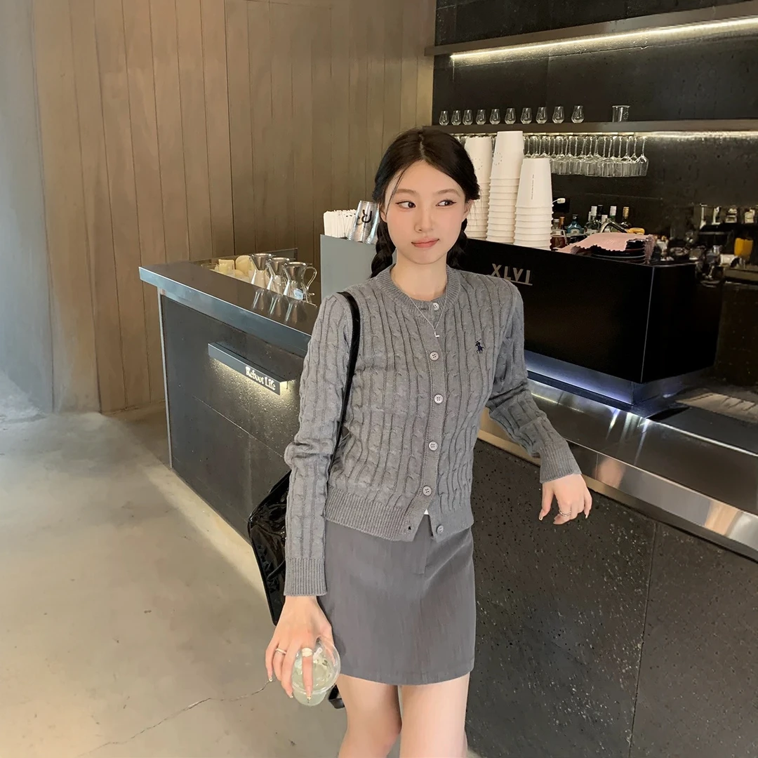 秋日次旋律~小马刺绣精品绵羊毛麻花纹理针织开衫百搭上衣+半裙