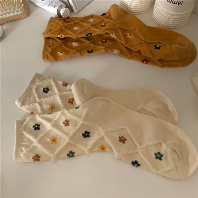 韩版ins秋冬菱格小花袜子泫雅风花朵袜子复古文艺学生少女中筒袜