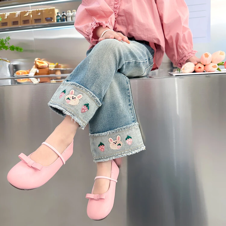 【六个葡萄】2024春季新款女童弹力牛仔长裤儿童浅色脚口草莓兔