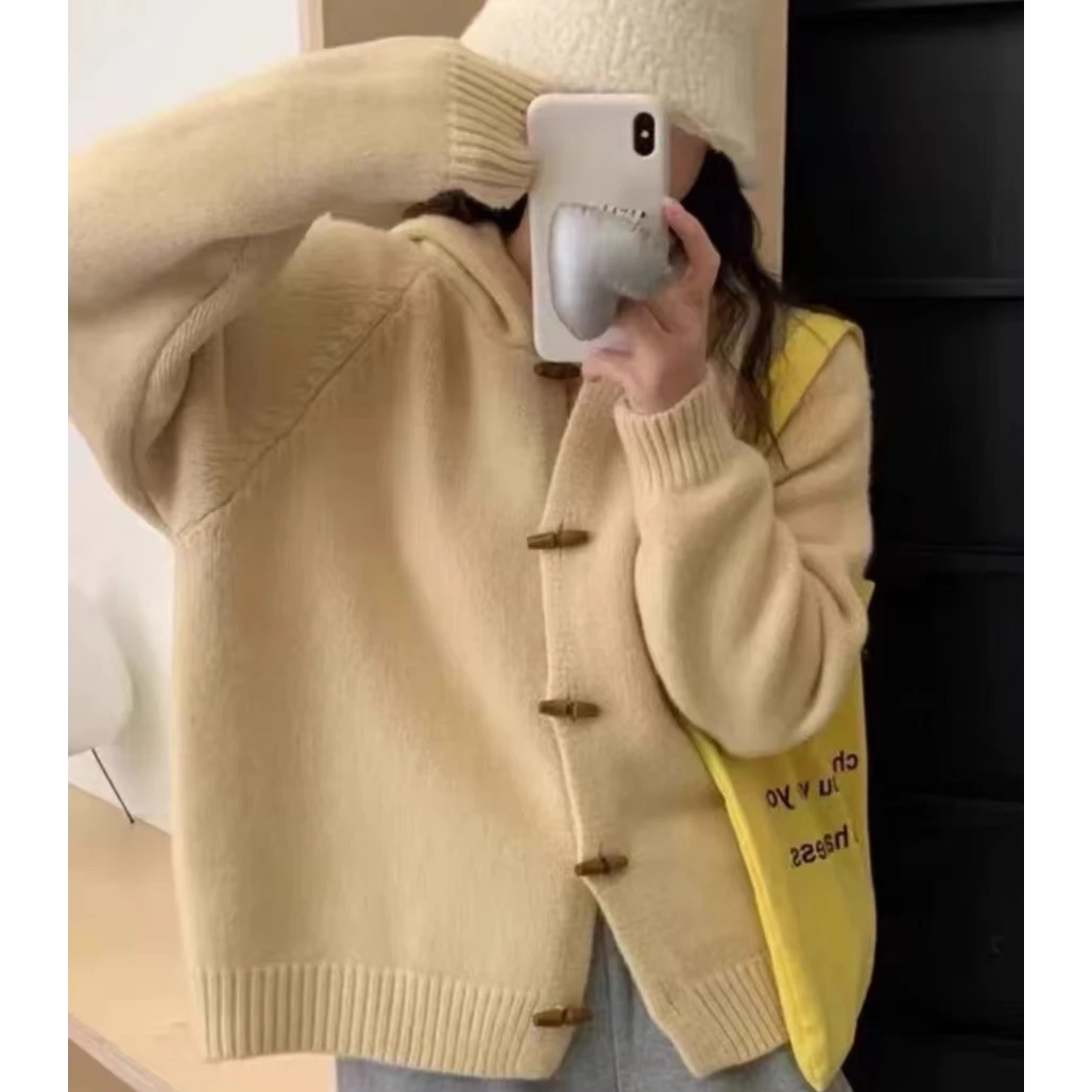 王永家~秋冬新款加厚连帽毛衣牛角扣外套951