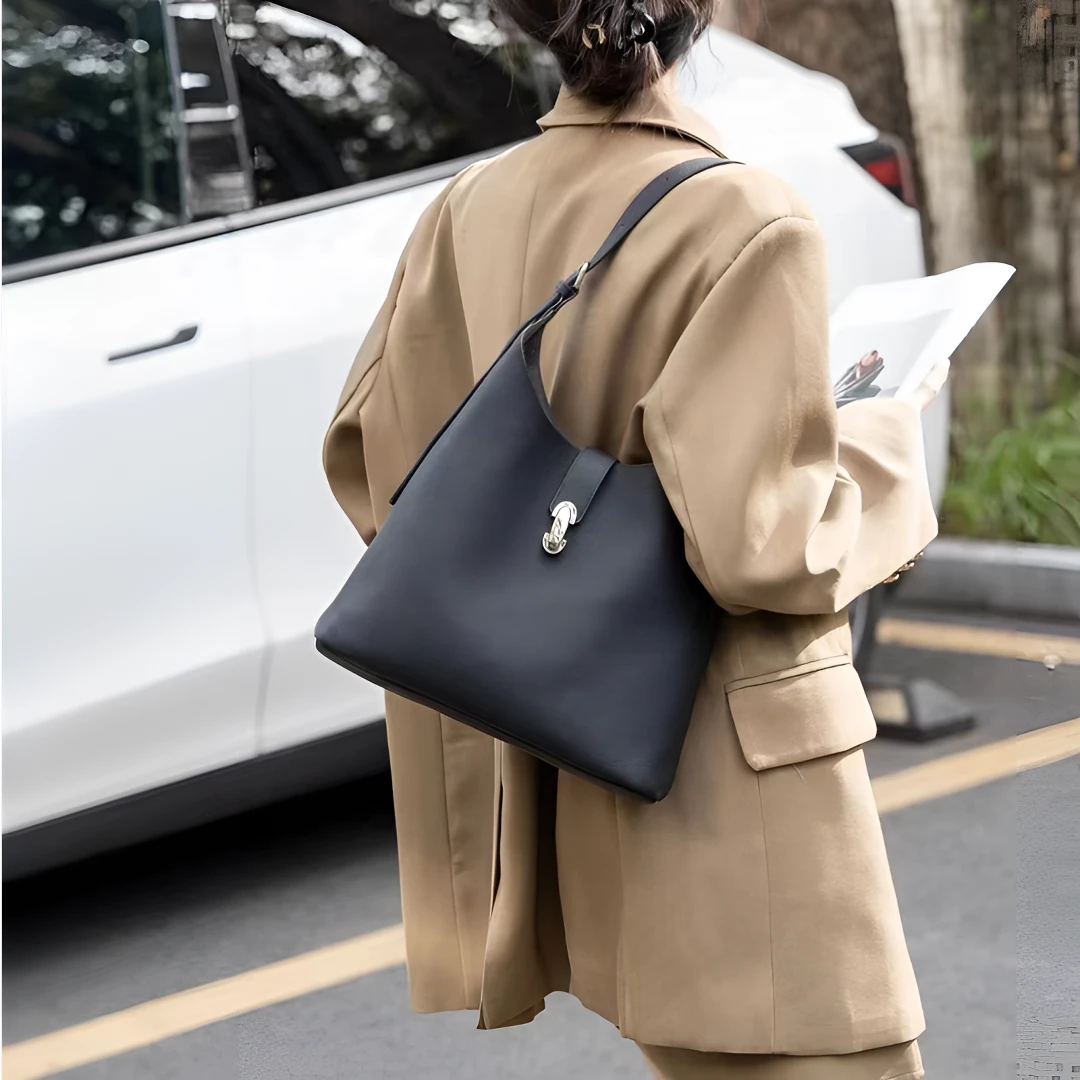 052-100秋冬高定款气质出众女士包包 百搭优雅硬挺包包轻奢