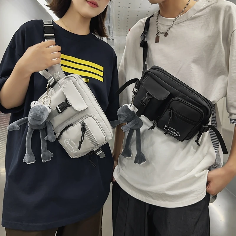 男士斜挎包通勤包胸包男款邮差包骑行包机车背包运动女生单肩包潮