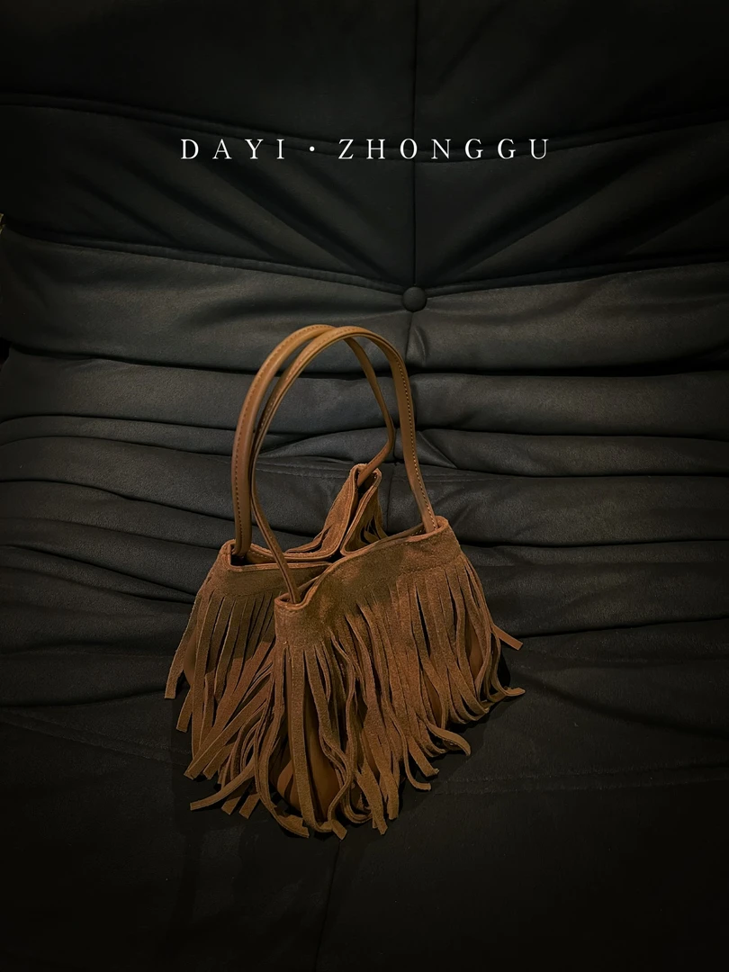 ZYROS/秋冬新款焦糖色轻奢碎条经典时尚百搭单肩小水桶包女1488