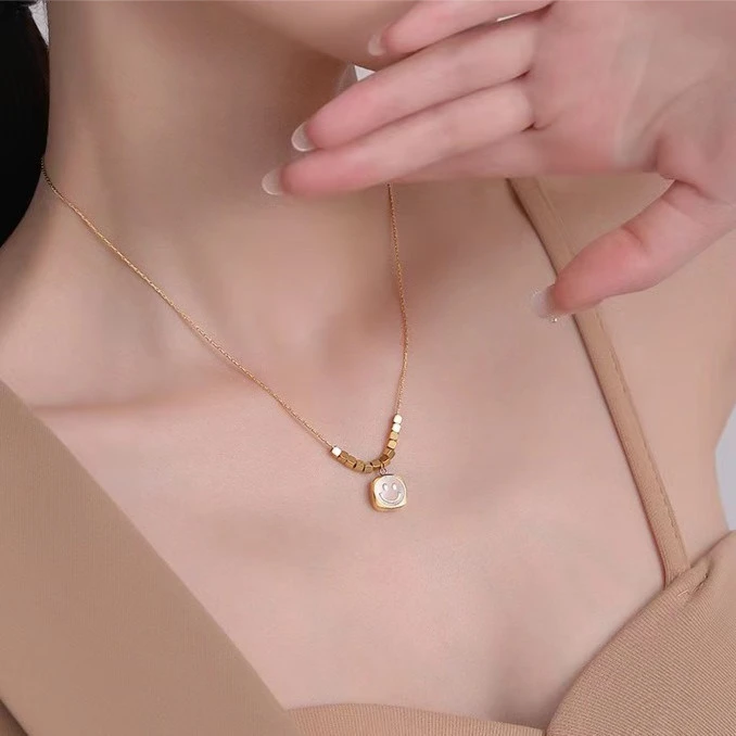 金色笑脸吊坠项链女款简约气质坠链不掉色高级感轻奢小众锁骨链