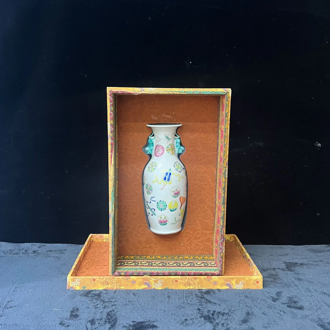 【闪购商品】S1 清同治粉彩皮球花赏瓶.