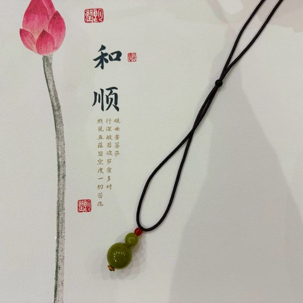 岫玉吊坠牛油果项链