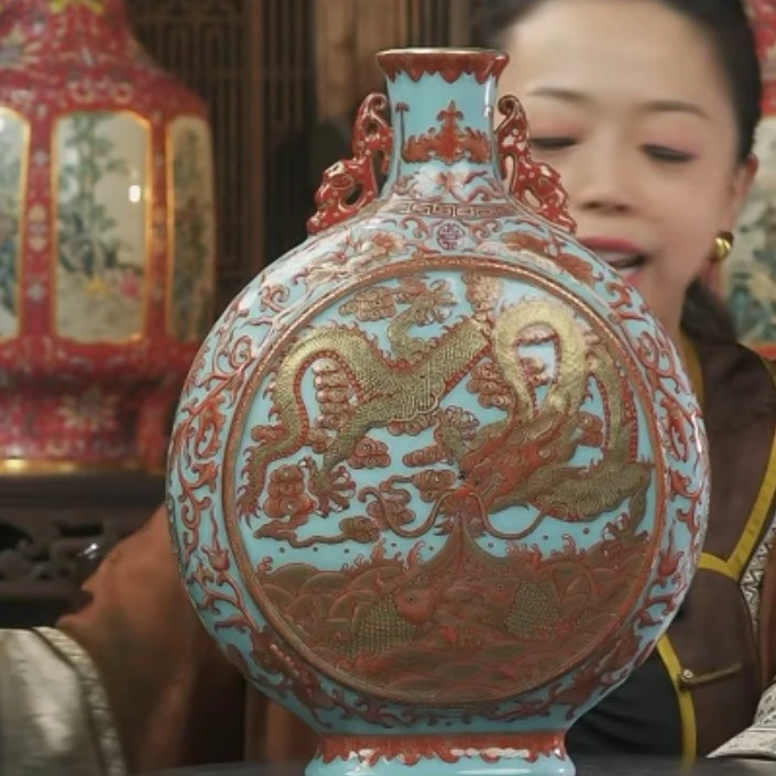 矾红添金龙纹抱月瓶