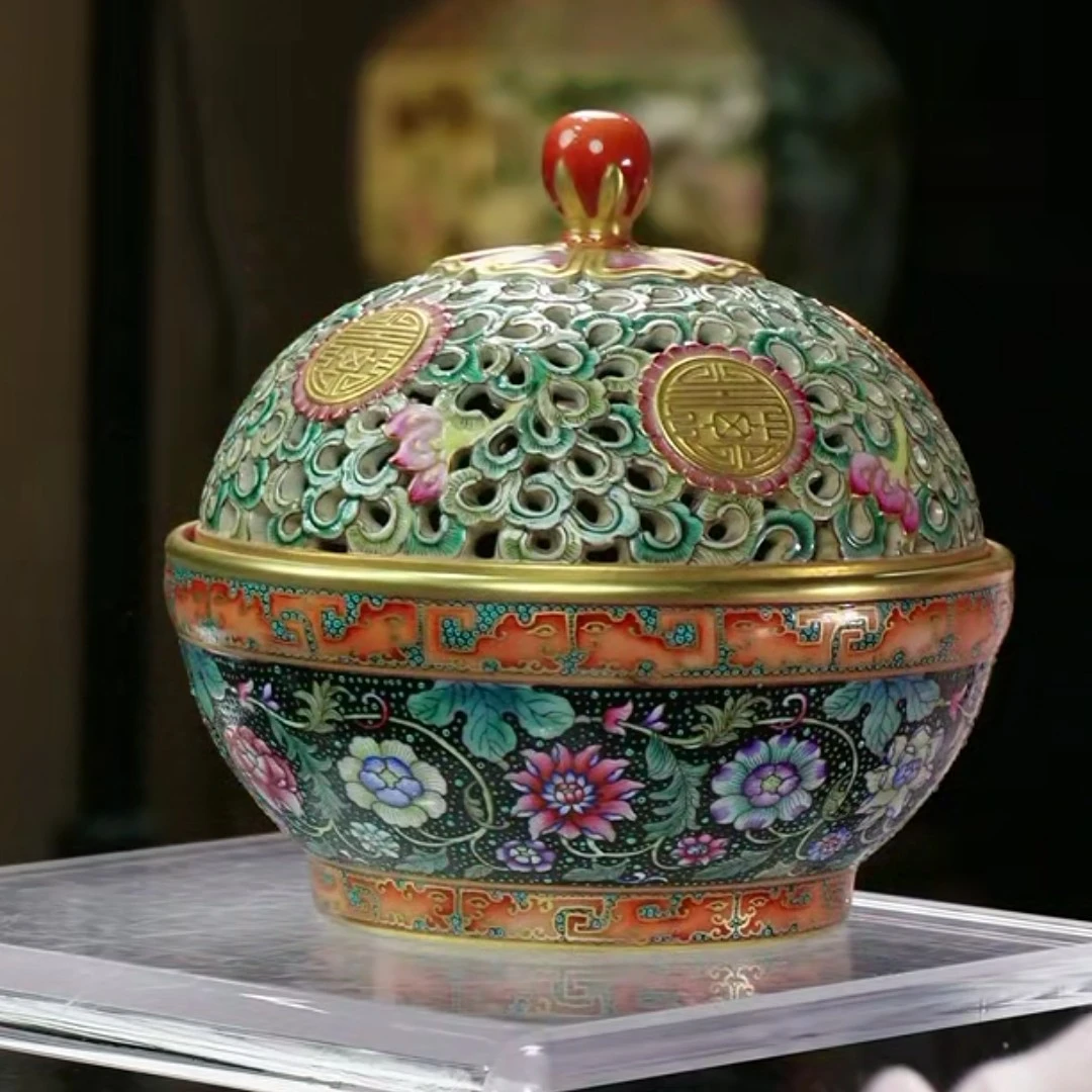 搂空黑地缠枝莲香炉