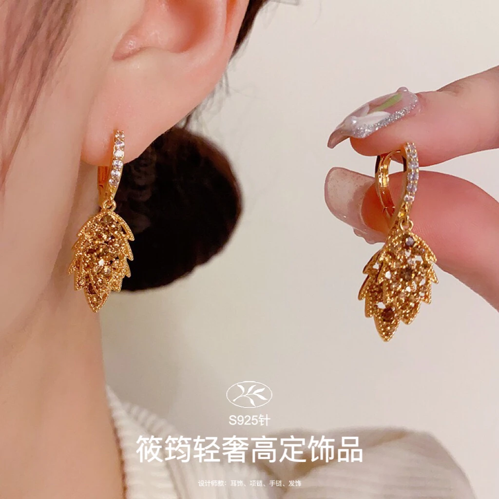 铜合金合成锆石耳饰 【XJ•QS】秋冬新款美拉德叶子耳扣轻奢小众耳环