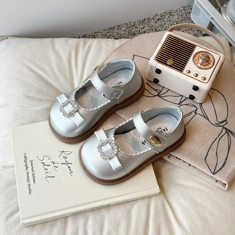 儿童小皮鞋2024新款女孩软底金属钻单鞋时尚百搭亮银公主皮鞋983