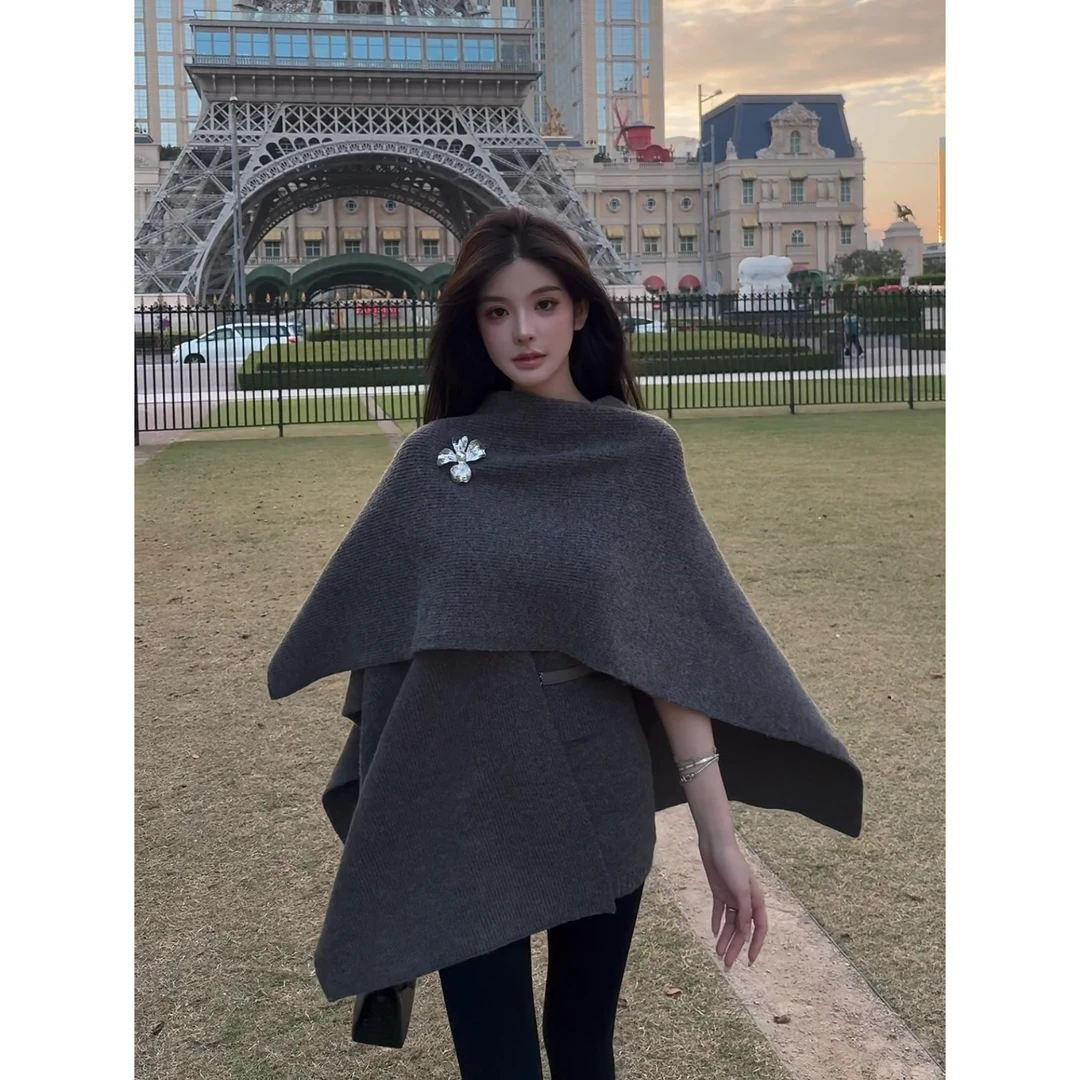 FAY【温婉佳人】秋冬限定慵懒风温柔斗篷配胸针腰带针织套装