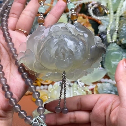 蛇纹石玉吊坠合金