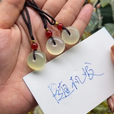 蛇纹石玉吊坠合金
