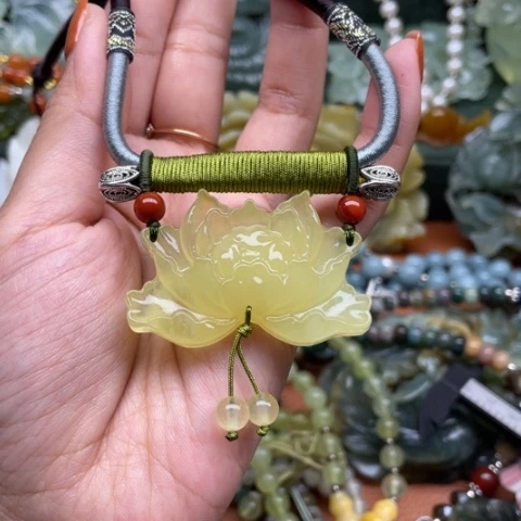 蛇纹石玉吊坠合金