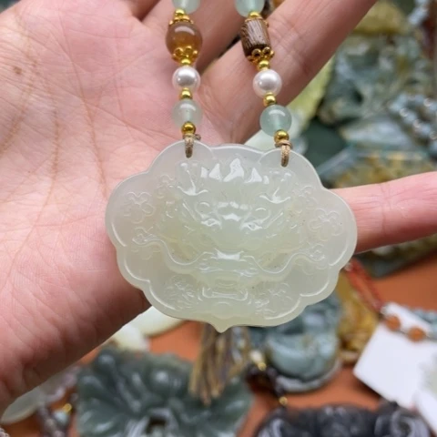蛇纹石玉颈饰未镶嵌