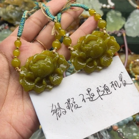 蛇纹石玉吊坠未镶嵌