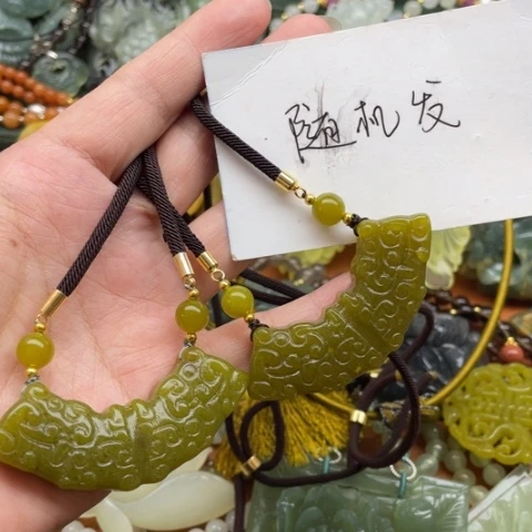 蛇纹石玉颈饰未镶嵌