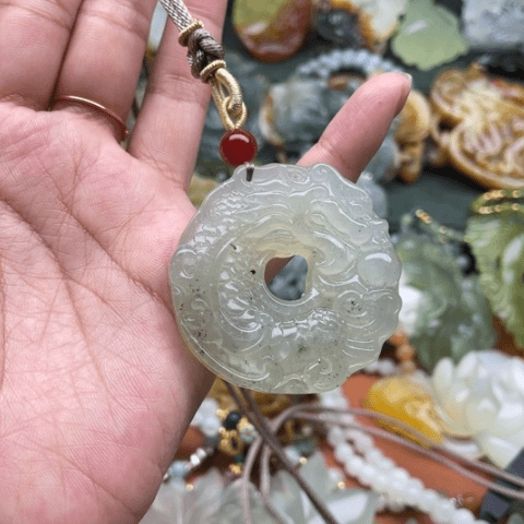 蛇纹石玉颈饰未镶嵌