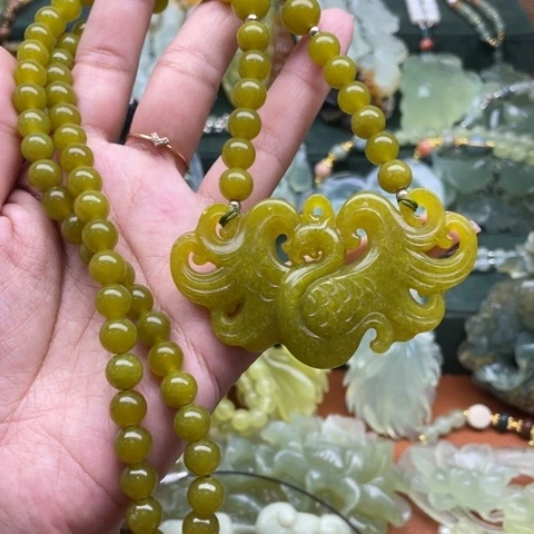 蛇纹石玉颈饰未镶嵌