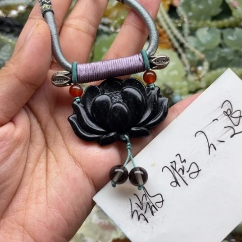 蛇纹石玉吊坠合金