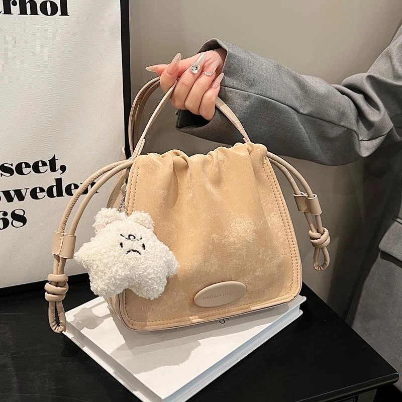 卡其色休闲小众抽带小包包斜挎包2024新款潮时尚百搭柔软单肩包女