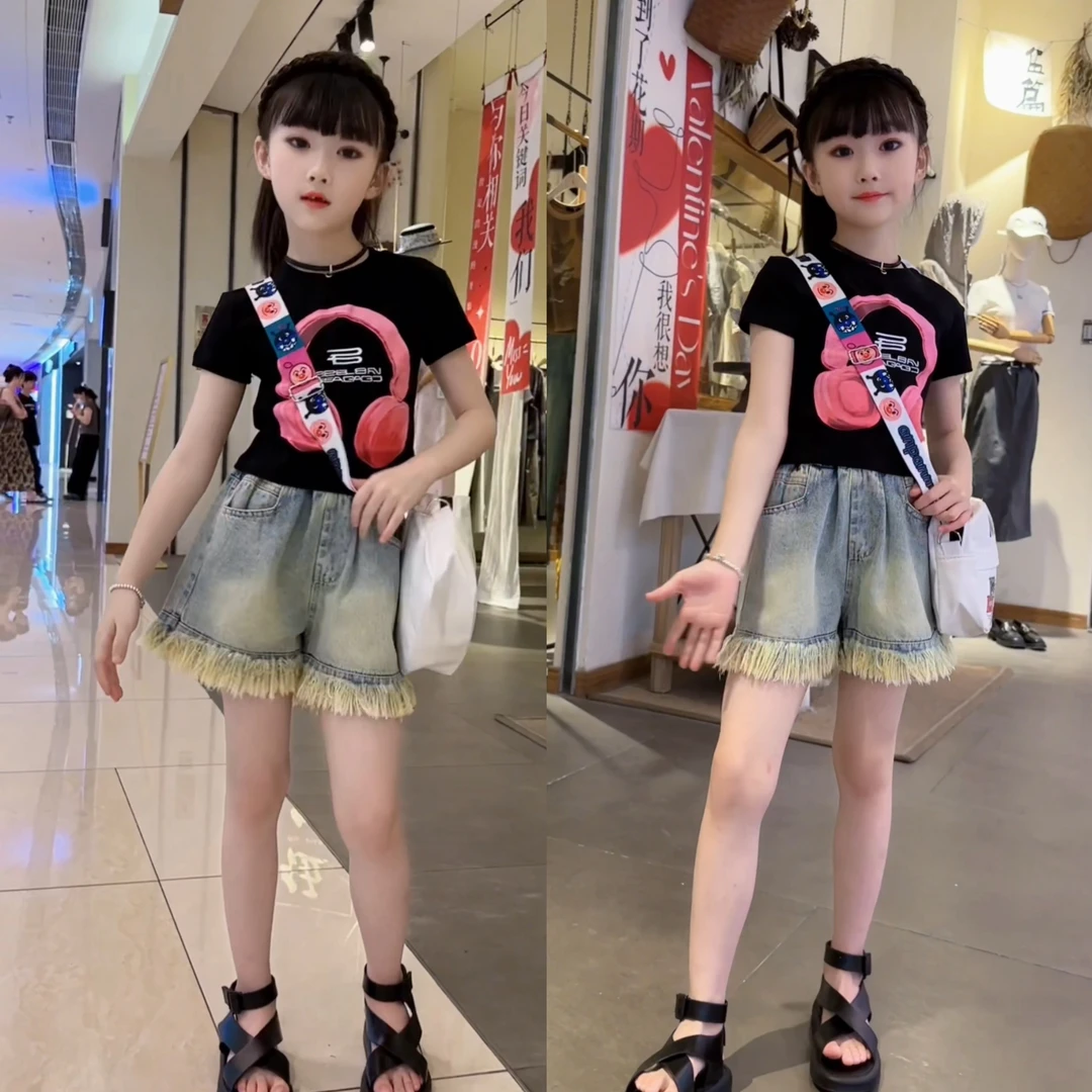 【伊美】女童新款夏季耳机短袖T恤+毛边牛仔短裤套装【套装送包包】