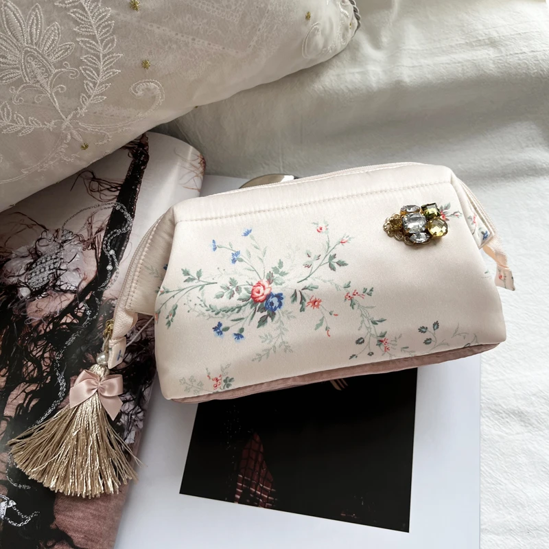 PETIT TROUVER 甜美碎花有骨化妆包缝钻流苏装饰手拿包黄亦玫同款