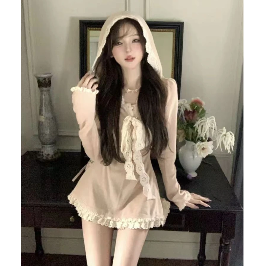 沙丘少女短裙秋冬新款修身显瘦纯欲风甜美蕾丝拼接连帽长袖连衣裙