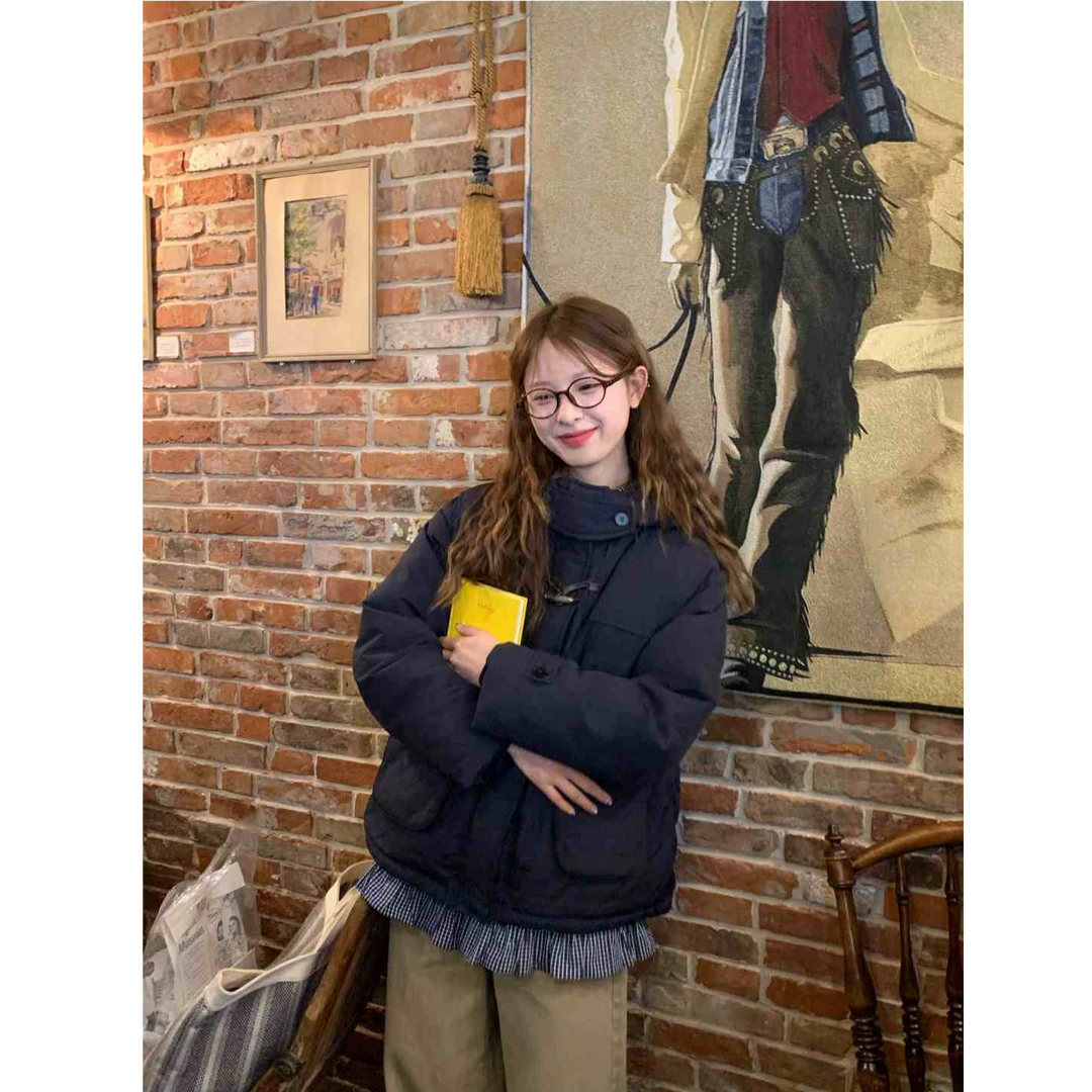 RAINY 扣袢保暖短款牛角扣连帽羽绒服冬季女口袋立领90白鸭绒外套