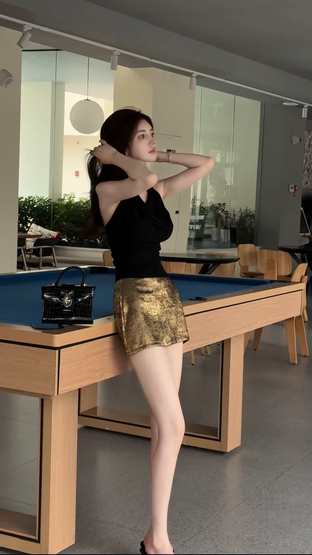 辣妹纯欲露肩荡领挂脖背心女夏季修身显瘦无袖上衣金色包臀裙套装