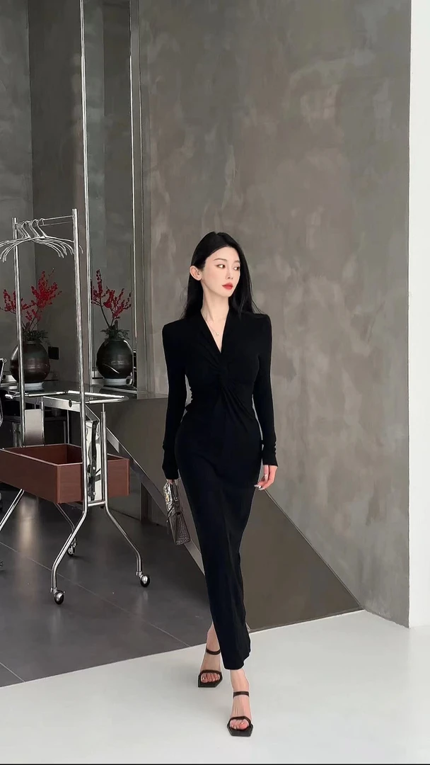 黑色复古连衣裙女2025新款修身气质长袖扭结V领包臀打底裙