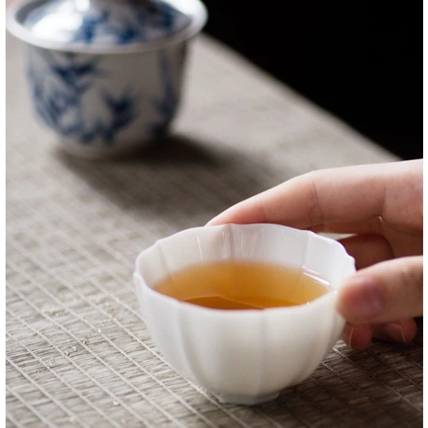 薄胎羊脂玉葵口杯莲花杯功夫茶具单杯大号超薄猪油白主人杯品茗杯