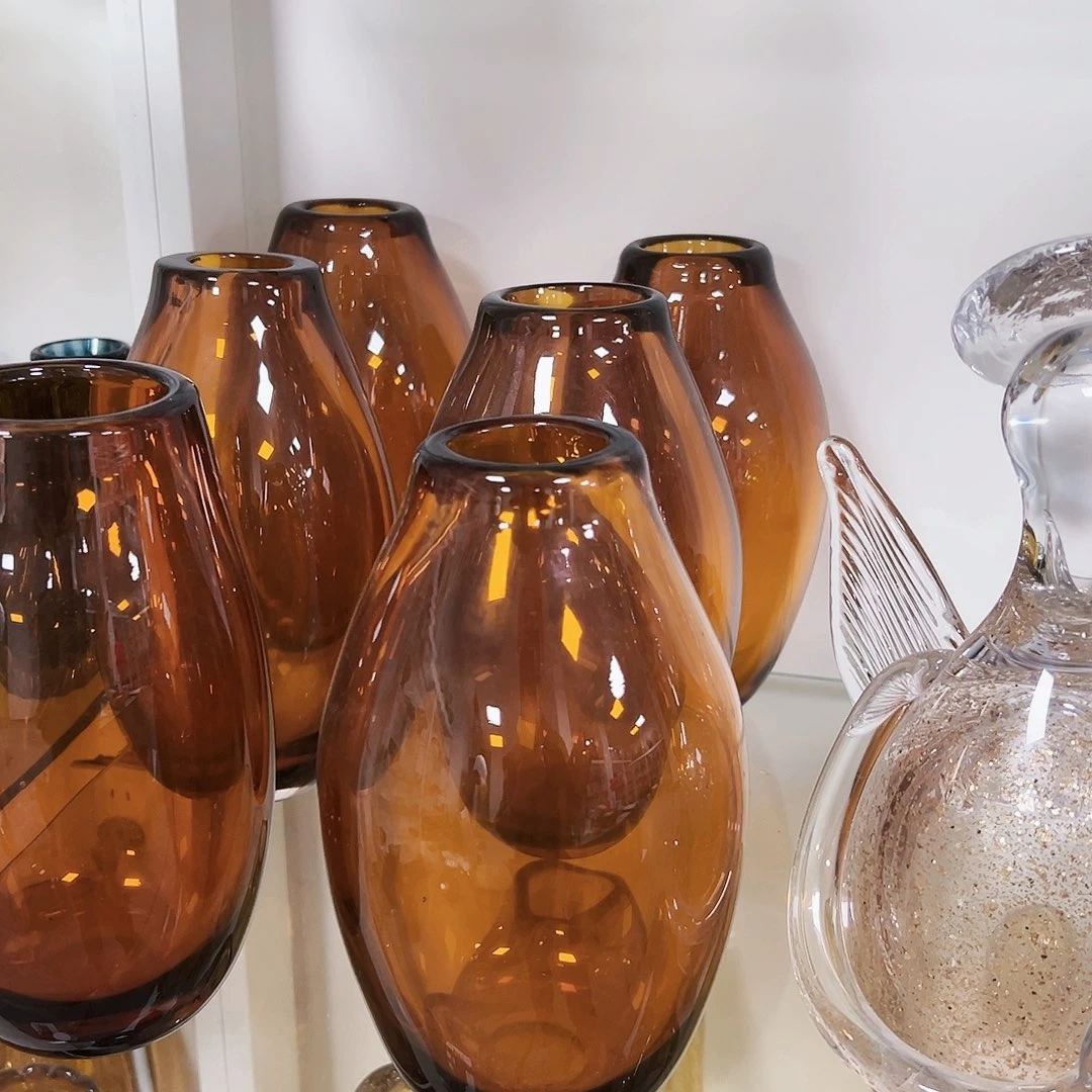 深琥珀色琉璃花瓶